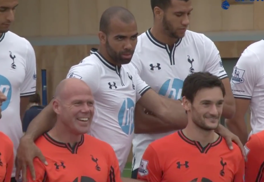 Em sessão de fotos do Tottenham, volante Sandro é só zoeira