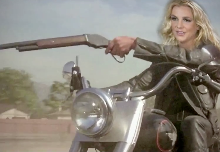 Britney Spears vira Exterminadora do Futuro e caça Lady Gaga