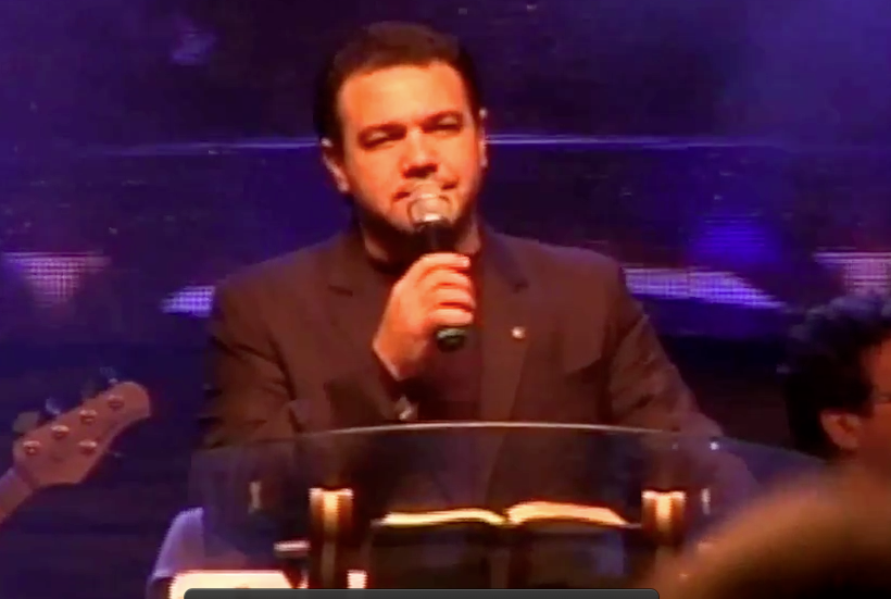 Feliciano manda prender meninas que se beijavam em culto