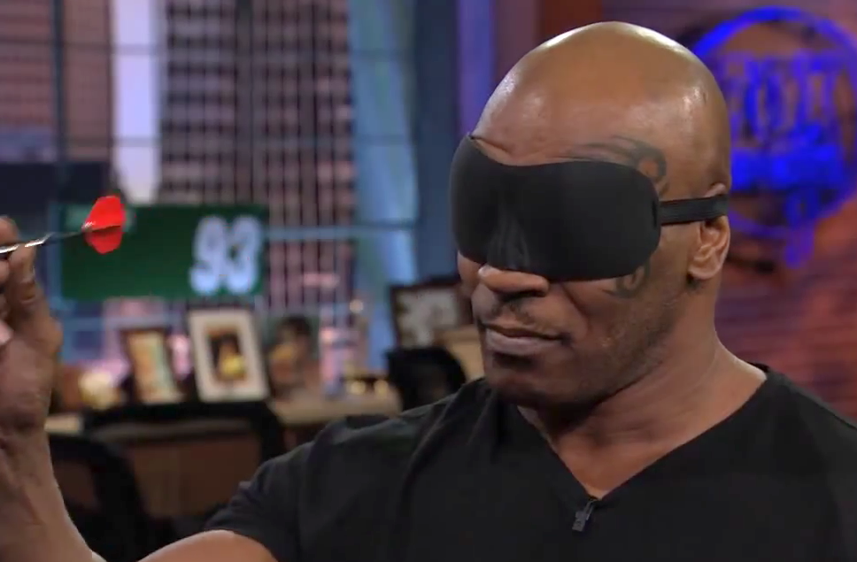 Mike Tyson, mesmo vendado, mostra pontaria invejável