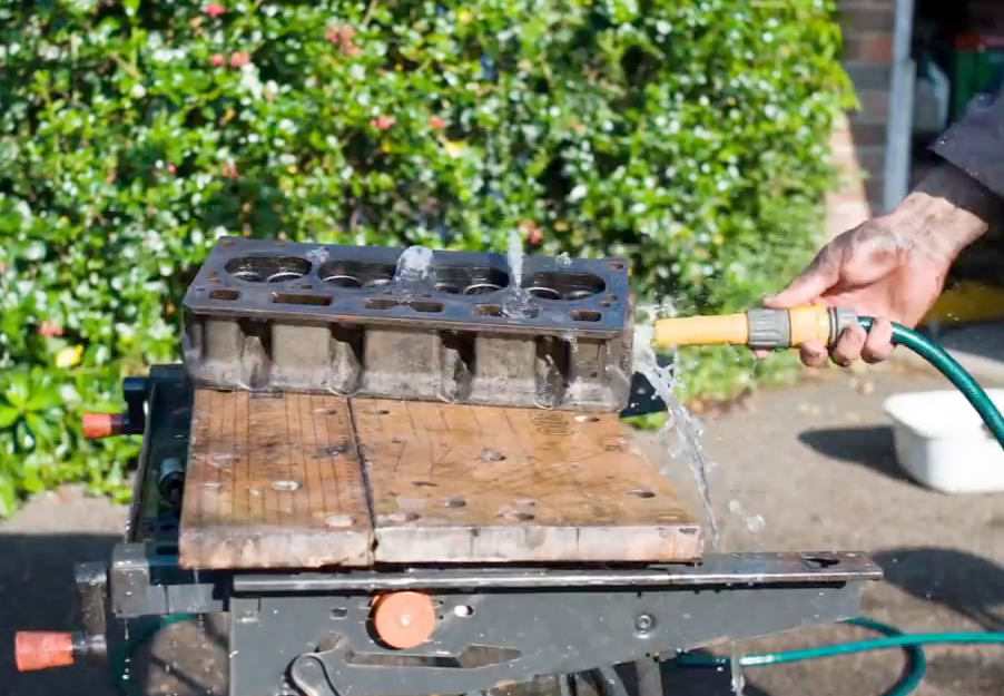 Homem muito criativo vira mecânico em stop-motion incrível