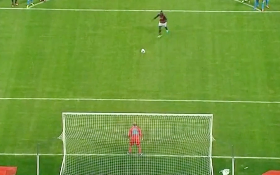 Balotelli cobra mal e perde o primeiro pênalti da carreira