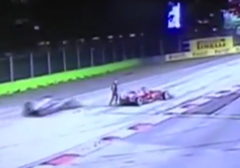 Webber pega carona com Alonso e quase é atropelado