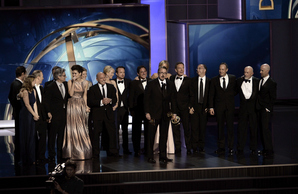  O elenco da série Breaking Bad recebe o prêmio de melhor série dramática durante cerimônia do Emmy Awards, que aconteceu neste domingo (22), nos Estados Unidos 