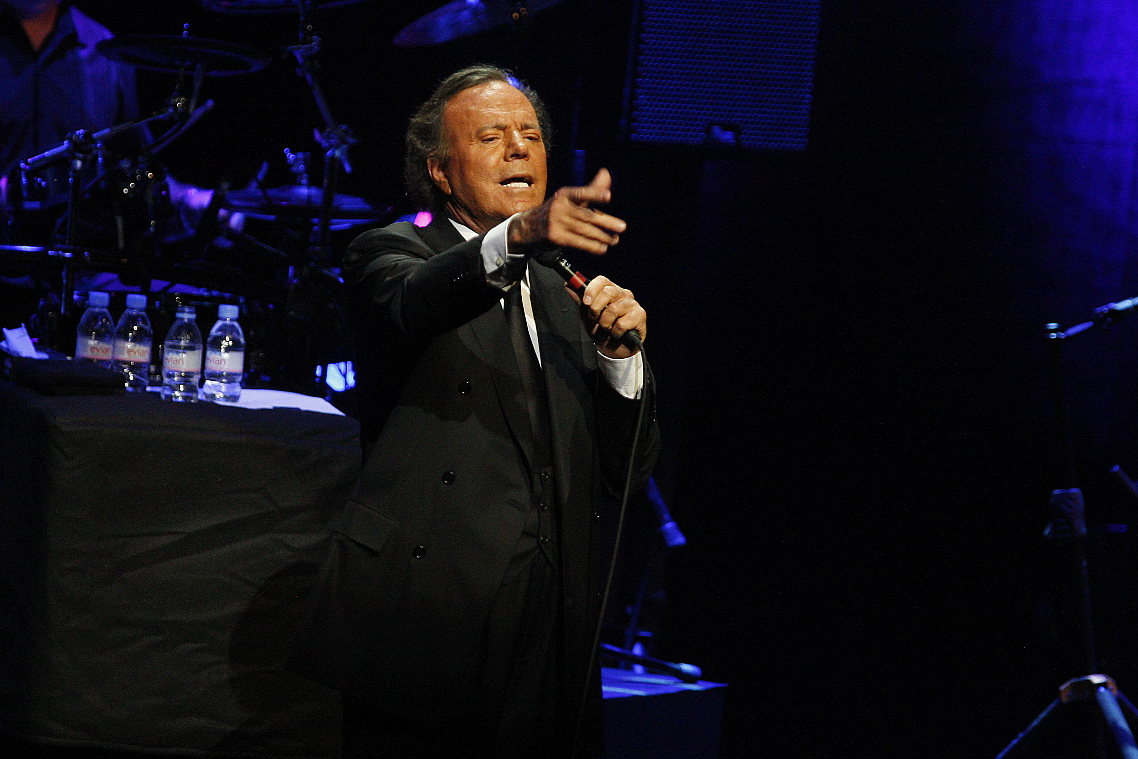 "Canto melhor agora do que quando comecei", diz Julio Iglesias na China
