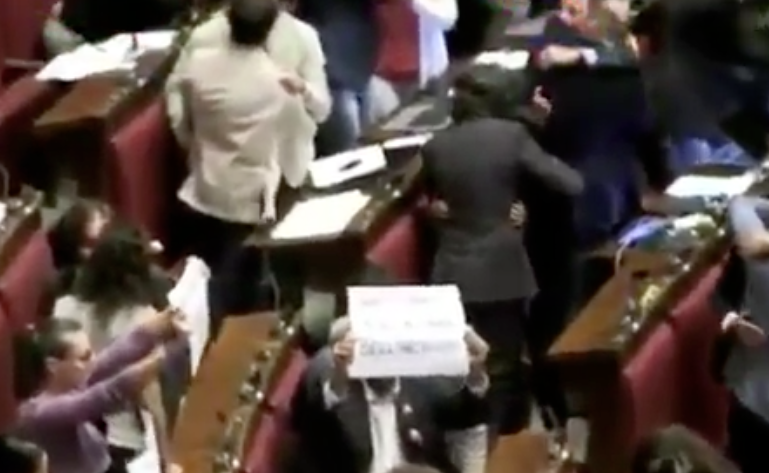 Italianos se beijam no Parlamento em protesto anti-homofobia