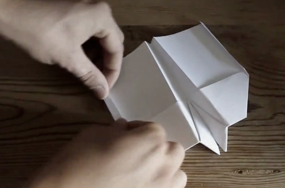 Aprenda a fazer um aviãozinho de papel que voa para sempre