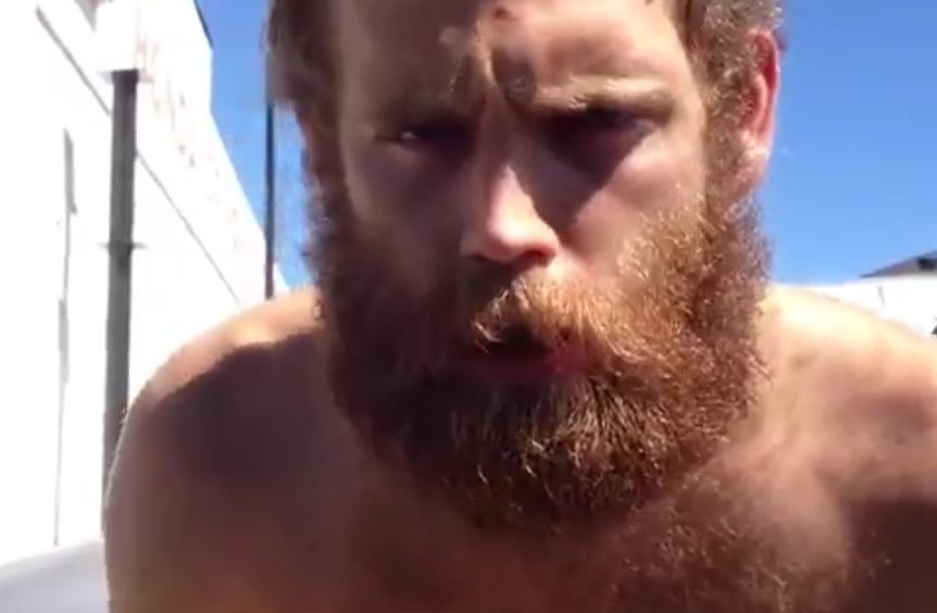 Mendigo faz imitação perfeita de personagens de Breaking Bad