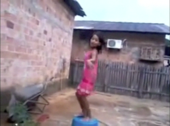 E agora essa menininha vai pular para os seus fãs!