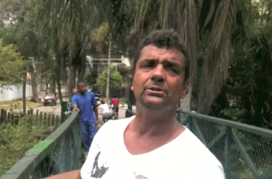 'Encantador de jacarés' alimenta animais no Rio de Janeiro