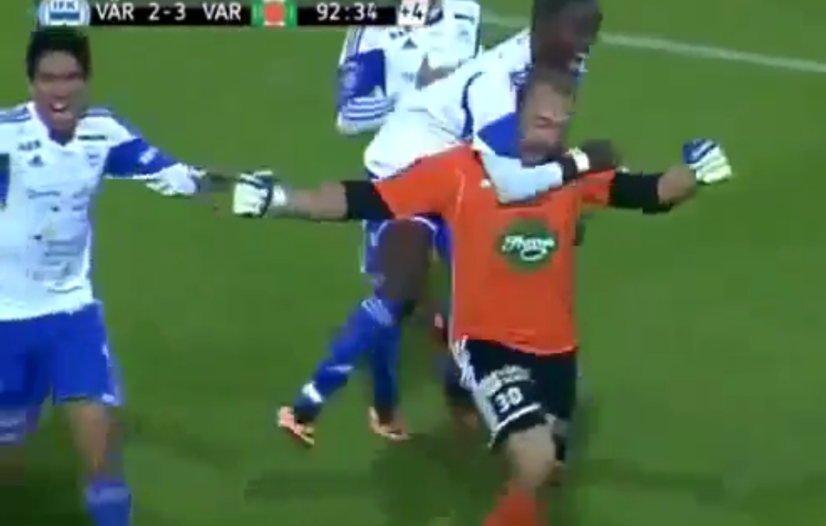 Goleiro marca gol salvador no último lance na liga sueca