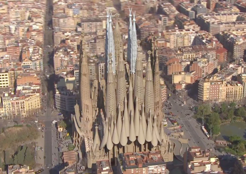Conclusão da catedral da Sagrada Família de Gaudí é simulada
