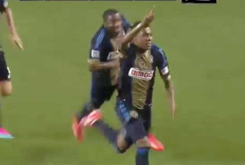 Kleberson acerta golaço de falta no último lance