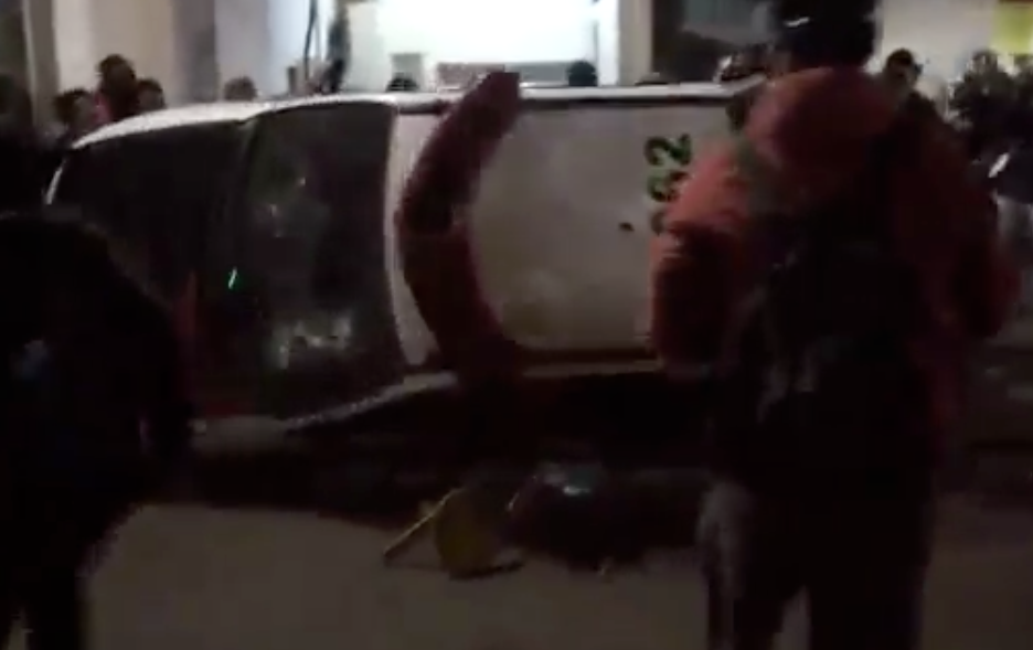 Black Blocs viram carro da polícia em protesto nessa segunda