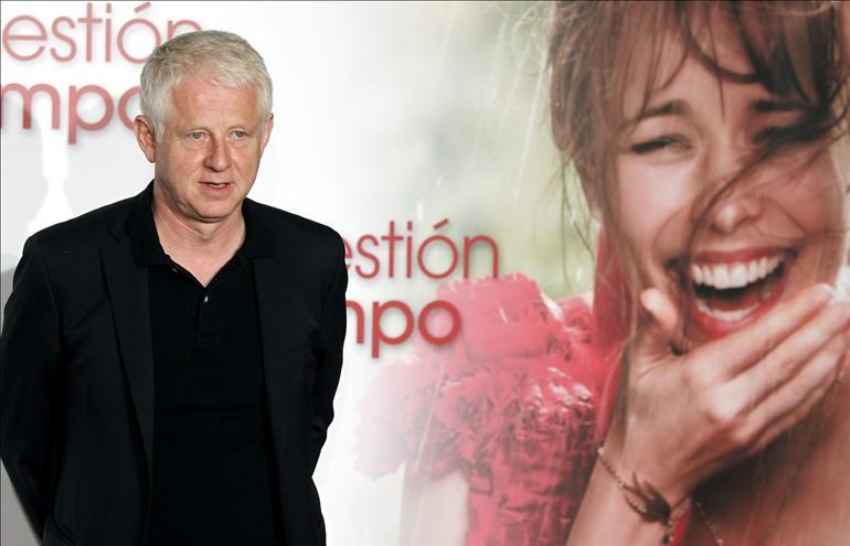 Roteirista de Bridget Jones lança filme como diretor e defende longas românticos