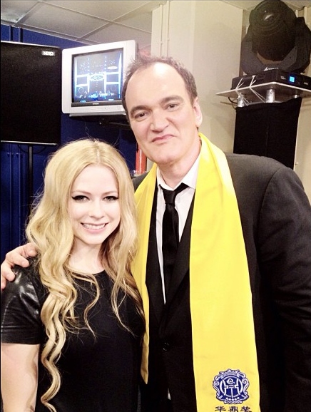Avril Lavigne tieta Quentin Tarantino em premiação na China
