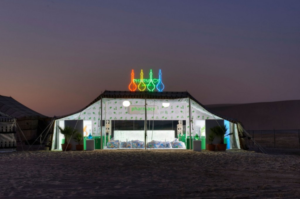 Em parceria com Damien Hirst, Prada abre loja "oásis" no Qatar