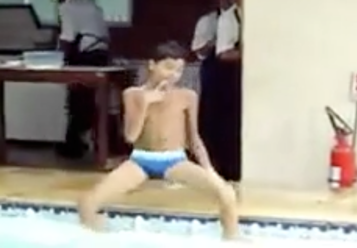 Menino fã de Gusttavo Lima dança arrocha intenso em piscina