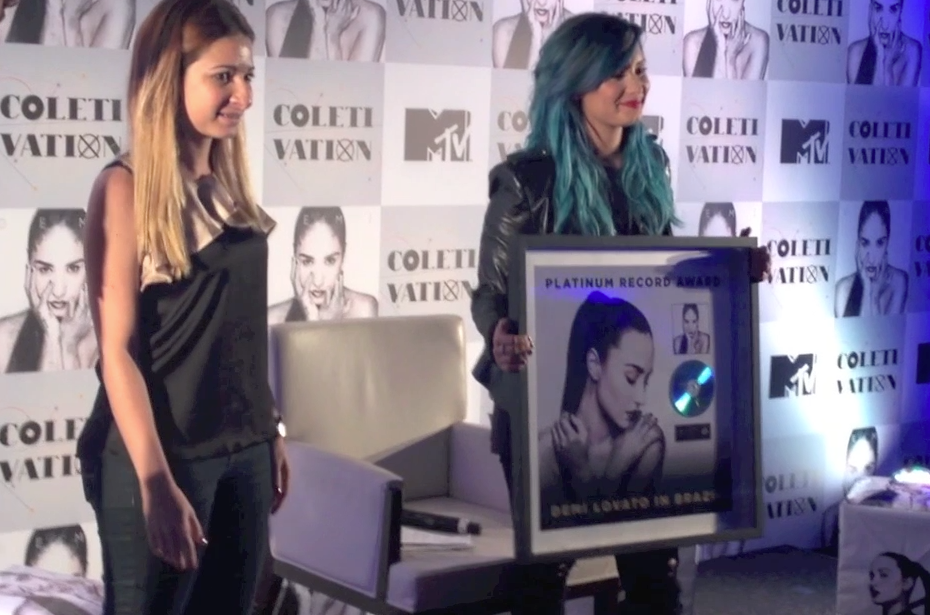 Demi Lovato ganha disco de platina em coletiva no Brasil