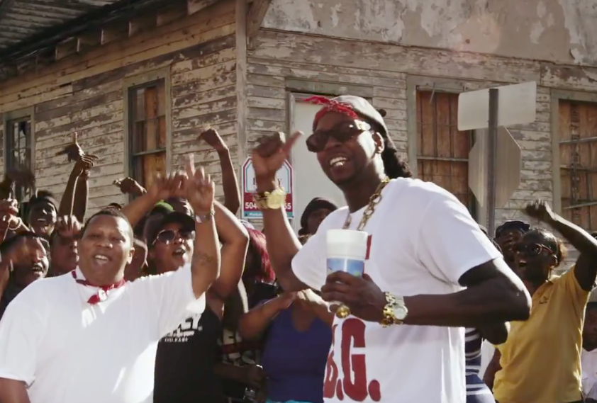 2 Chainz revê sua antiga vizinhança em clipe de Used 2