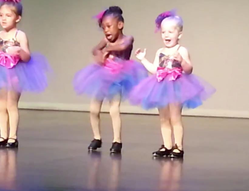 Garotinha foge do convencional e chama atenção em apresentação de dança