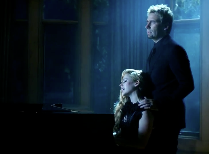 Com participação do maridão, Avril Lavigne lança clipe novo