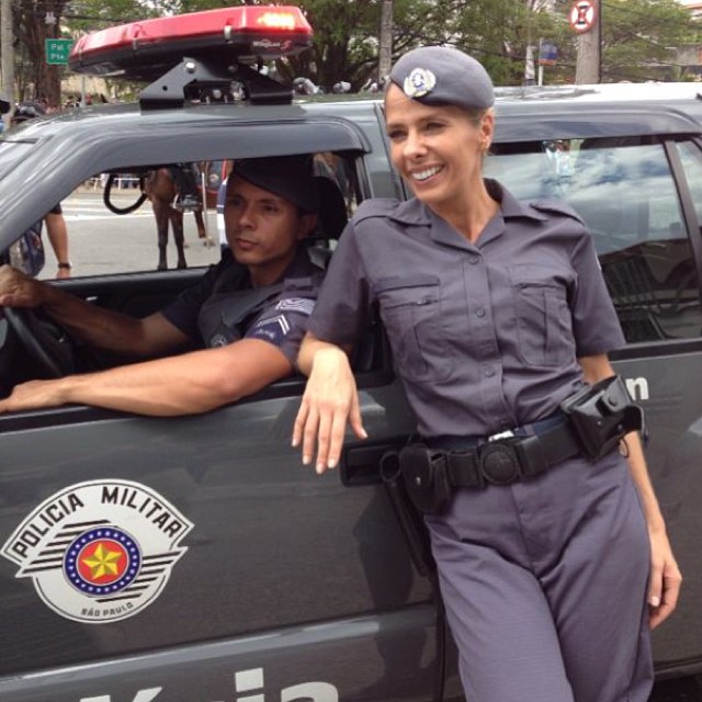 Vestida de policial, Adriane Galisteu começa a gravar na Record