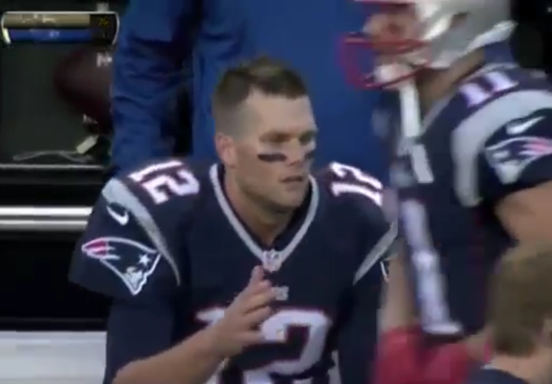 Tom Brady fica no vácuo após tentar cumprimentar companheiro