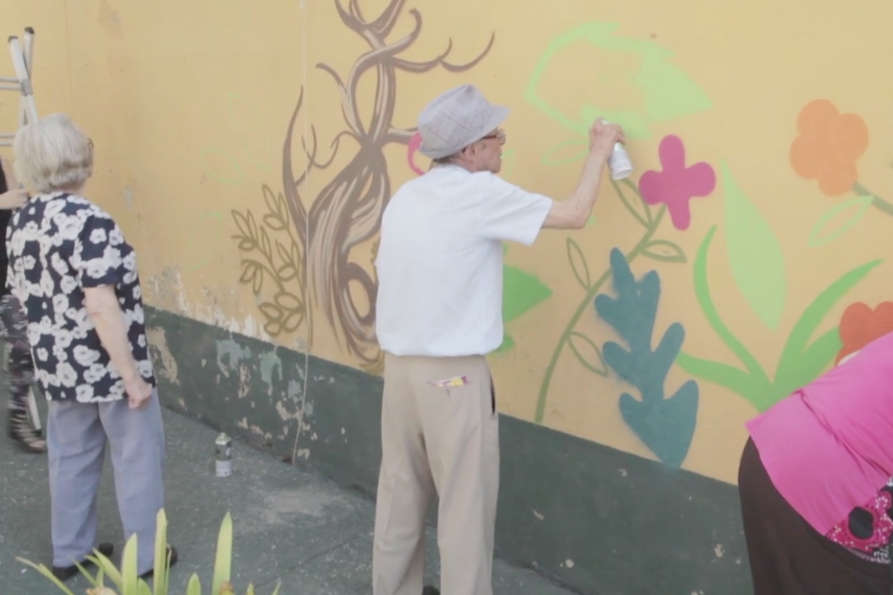 Idosos aprendem a fazer graffiti com projeto português