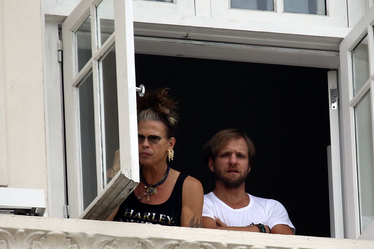 Steven Tyler não gostou muito da presença de paparazzo e chama seguranças