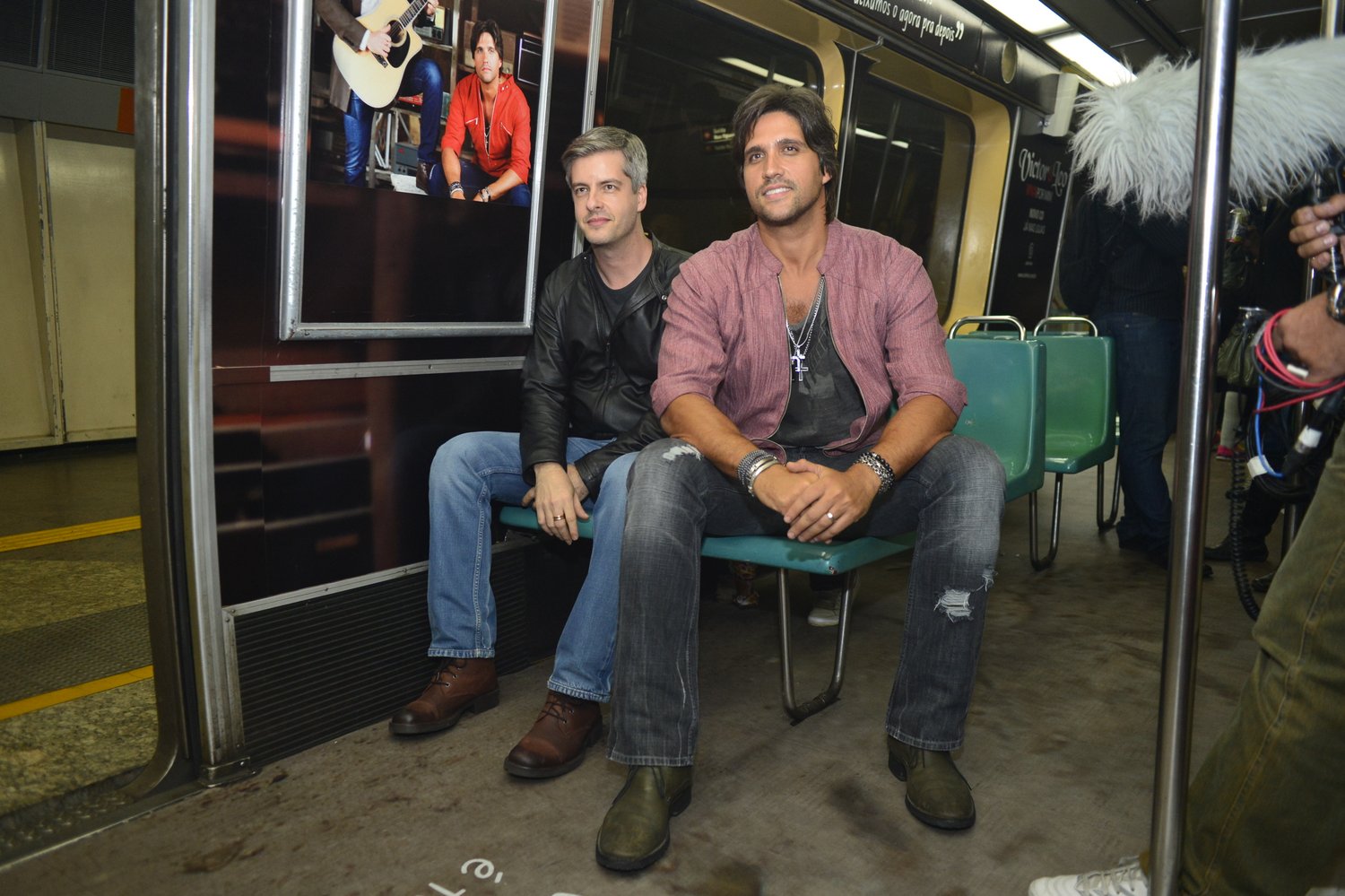 Victor & Leo andam de metrô para divulgar novo álbum; veja as fotos