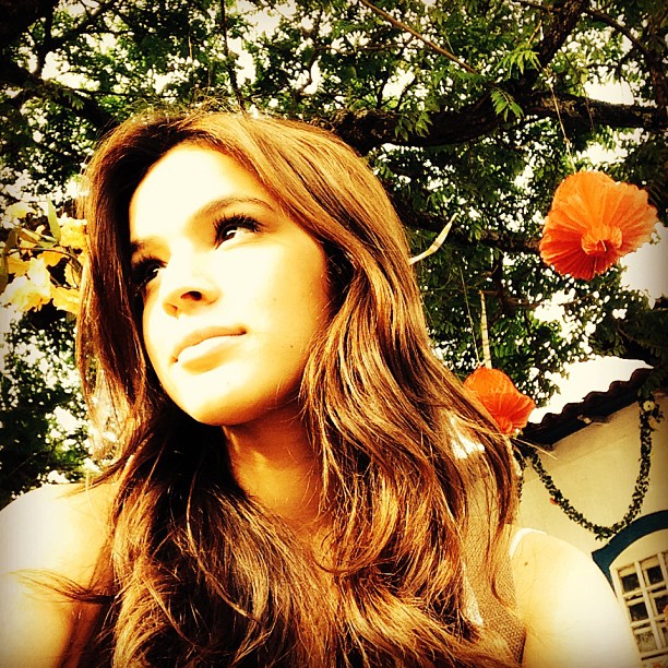 Gravando novela em Goiás, Bruna Marquezine mostra foto de bastidores