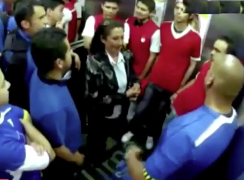 Pegadinha coloca torcidas rivais dentro do mesmo elevador