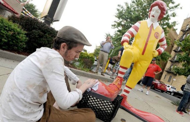 Bansky cria estátua triste de Ronald McDonald como crítica ao consumismo