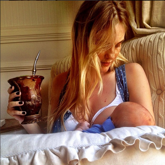 Carol Trentini amamenta o filho e toma chimarrão