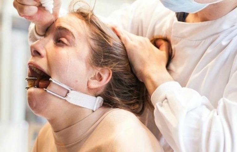 Mulher é torturada em vitrine para demonstrar teste de cosmético em animais