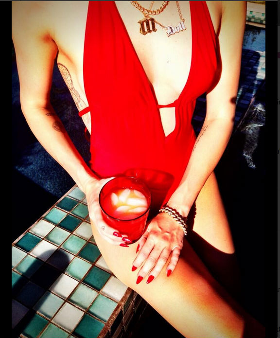 Miley Cyrus posta foto usando maiô supersexy
