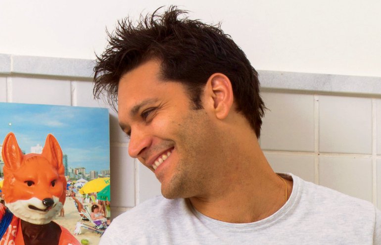 ‘Nunca me relacionei com uma pessoa bem mais nova do que eu’, diz Armando Babaioff
