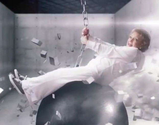 Betty White usa a "wrecking ball" para divulgar seu novo programa de TV
