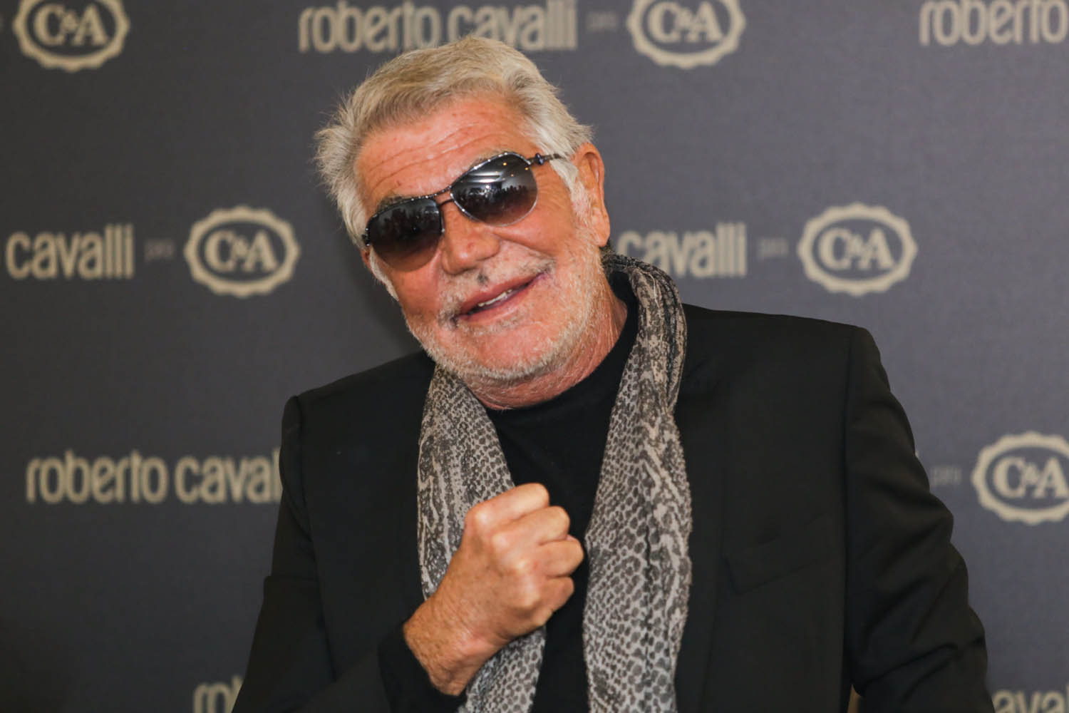 Roberto Cavalli lança coleção e exalta brasileiras: "Tão lindas que tenho até vergonha"