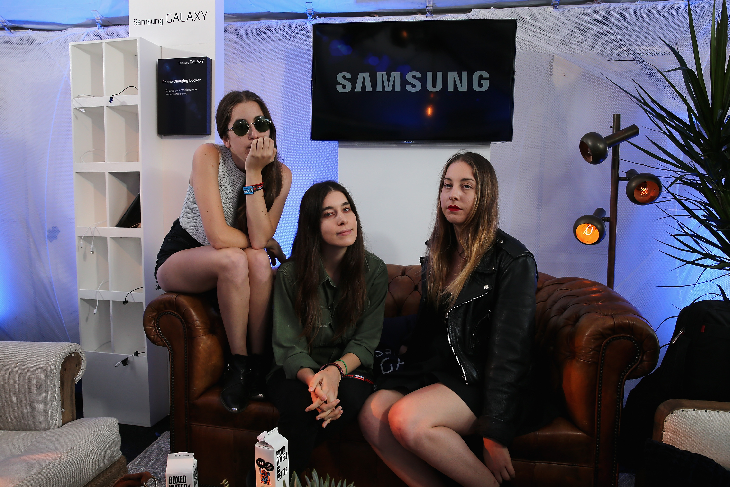 HAIM se apresenta no Saturday Night Live e participa de sketch