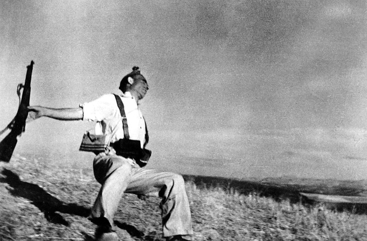 Robert Capa: 100 anos do fotógrafo que clicou a morte