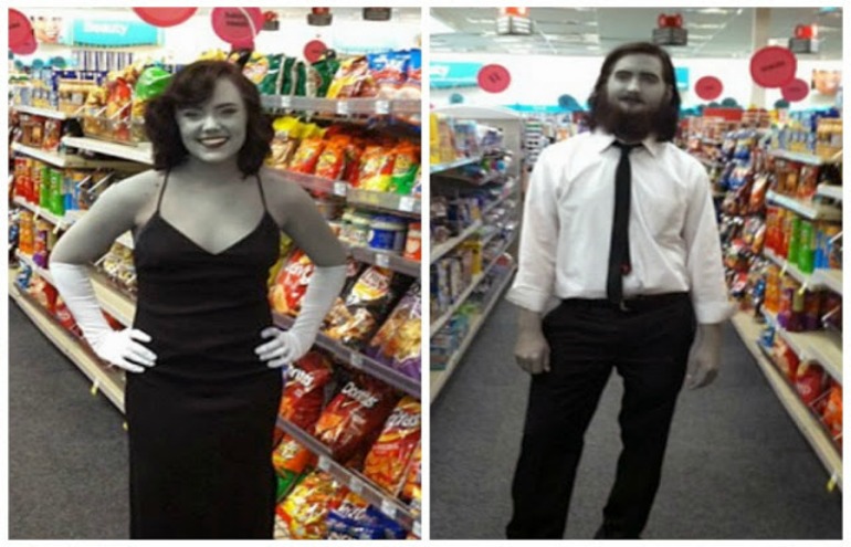 Casal utiliza maquiagem monocromática para parecer fotografia antiga