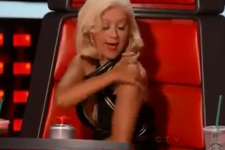 Inseto deixa Christina Aguilera completamente apavorada no The Voice