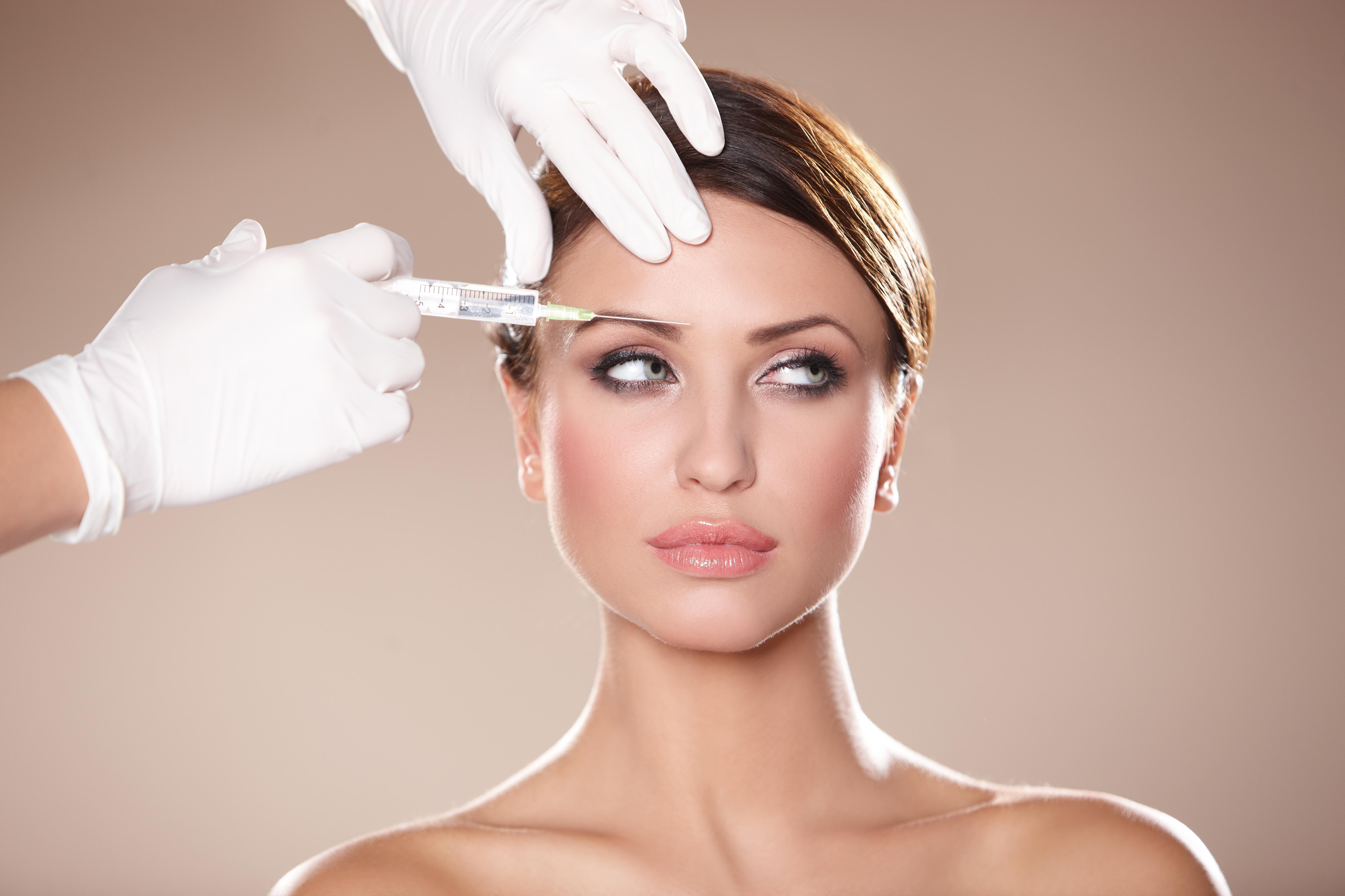 Botox faz 20 anos no Brasil e especialista fala dos benefícios e exageros da toxina