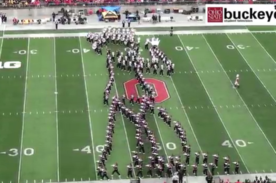 Banda de futebol americano dos EUA faz tributo incrível a Michael Jackson