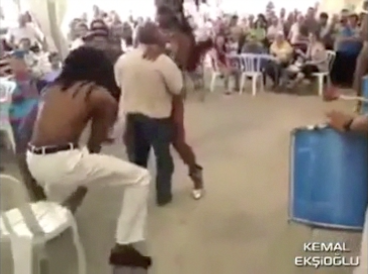 Tiozão vai ao samba e fica um pouco mais animado do que devia