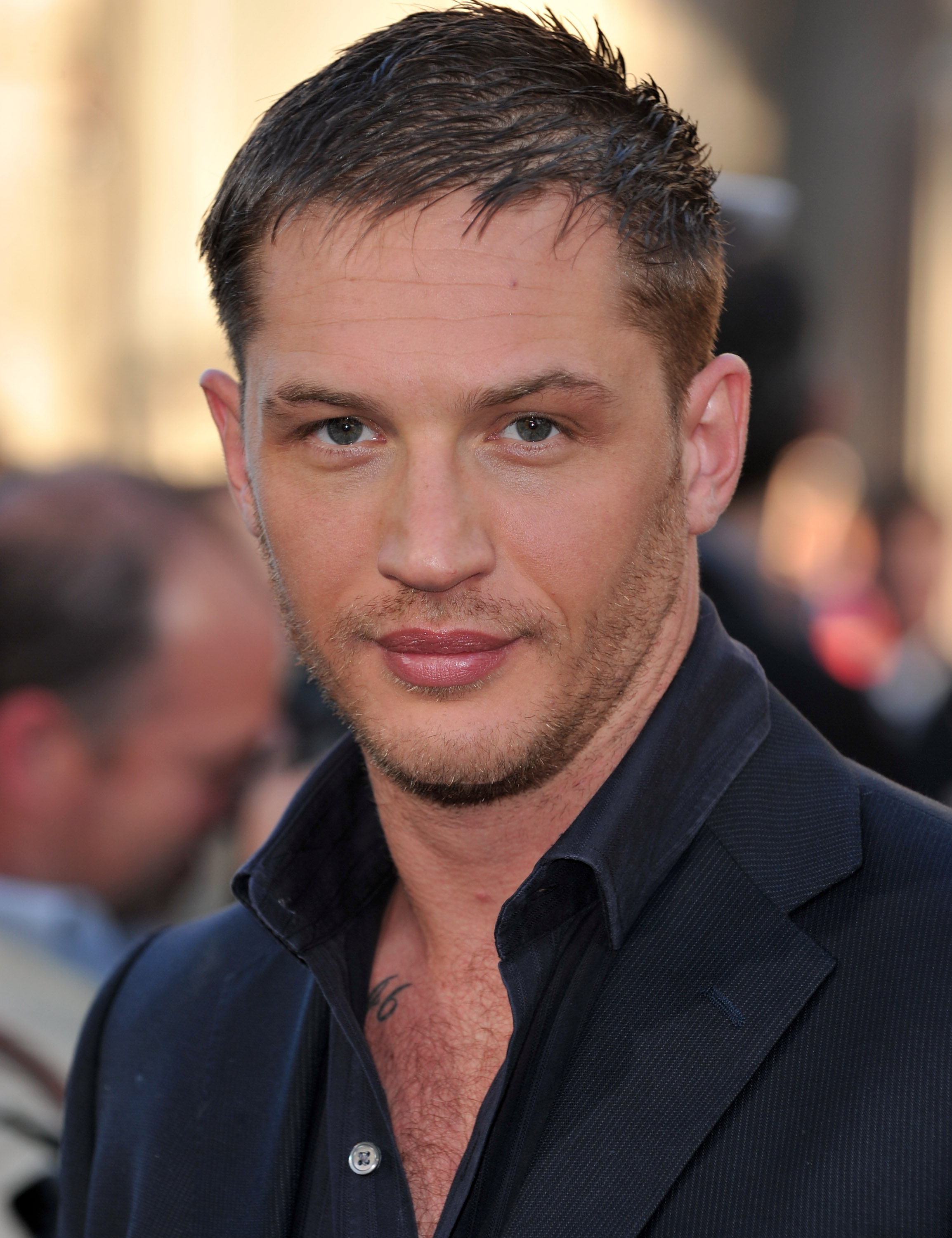 Tom Hardy será Elton John em cinebiografia musical sobre o cantor