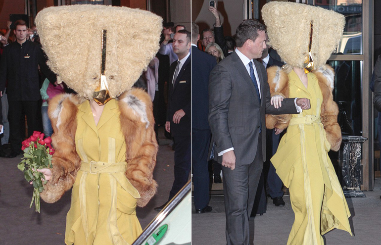 Lady Gaga usa acessório indecifrável na cabeça