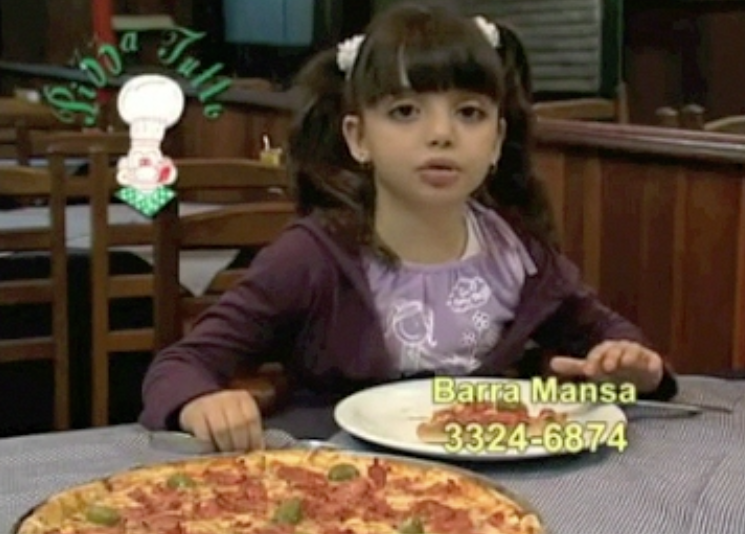 Propagandas toscas: Menininha adora gostar do gosto gostoso da Tutto Pizza